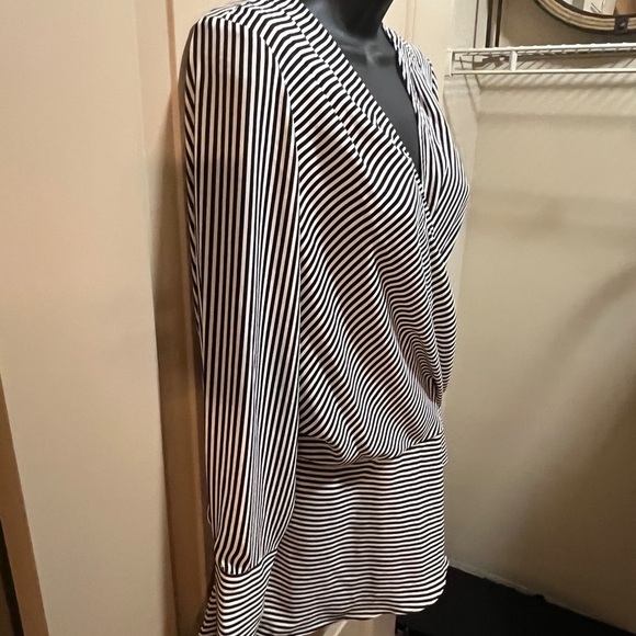 Gorgeous Badgley Mischka Black & White Top Small Excellent condition - Picture 3 of 6